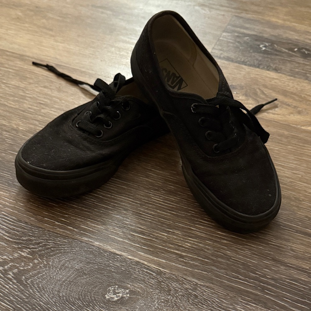 Vans All-Black Authentic sneaker